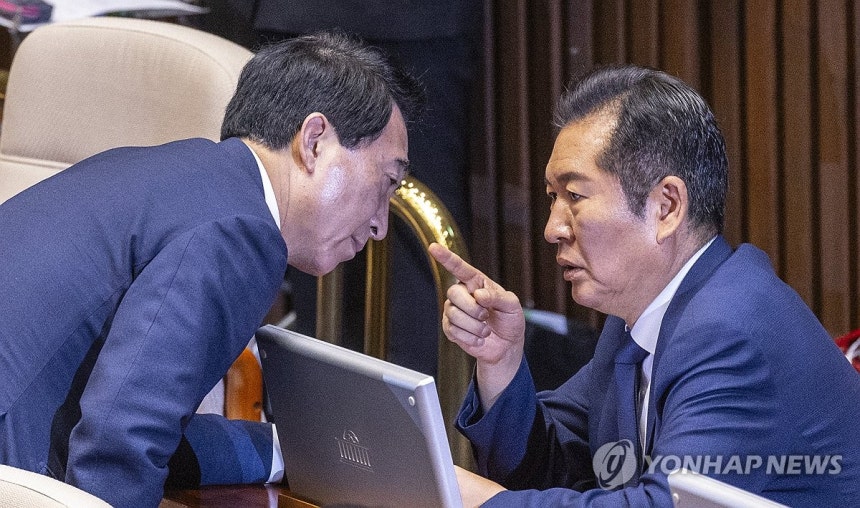 송언석 교섭단체 대표 연설듣다 수석대변인 호출한 정청래 대표 (서울=연합뉴스) 황광모 기자 = 더불어민주당 정청래 대표가 10일 서울 여의도 국회 본회의에서 열린 국민의힘 송언석 원내대표의 교섭단체 대표 연설을 듣다