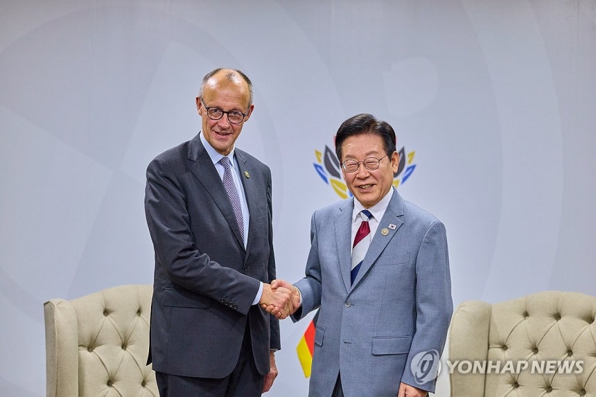 악수하는 한-독 정상
(요하네스버그=연합뉴스) 한상균 기자 = 이재명 대통령과 프리드리히 메르츠 독일 총리가 22일(현지시간) 남아프리카공화국 요하네스버그 나스렉 엑스포센터에서 열