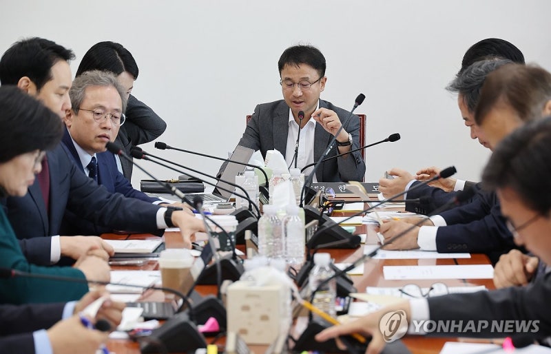 與 "핵심사업 <b>예산</b>, 결단만 남아"…국힘 "삭감 없는 증액 불가"