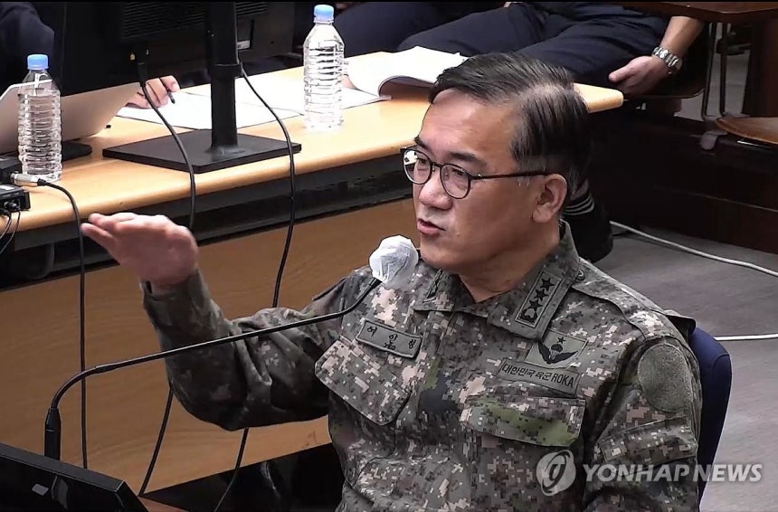 윤석열 재판에 증인 출석한 여인형 (서울=연합뉴스) 여인형 전 국군방첩사령관이 24일 서울 서초구 서울중앙지법에서 열린 윤석열 전 대통령의 내란 우두머리, 직권남용 권리행사방해 혐의 사건 속행 공판에 증인으로 출석해