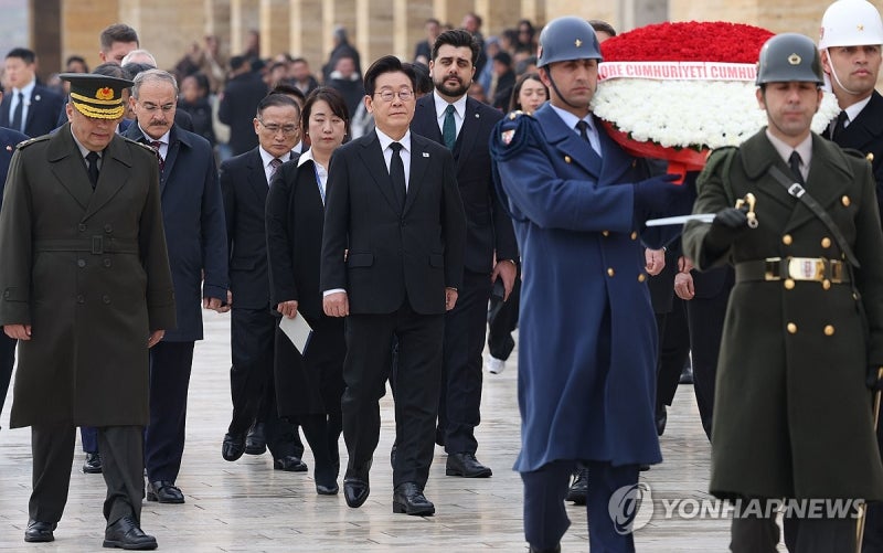 <b>튀르키예 국부 묘소</b> 찾은 <b>이재명</b> 대통령