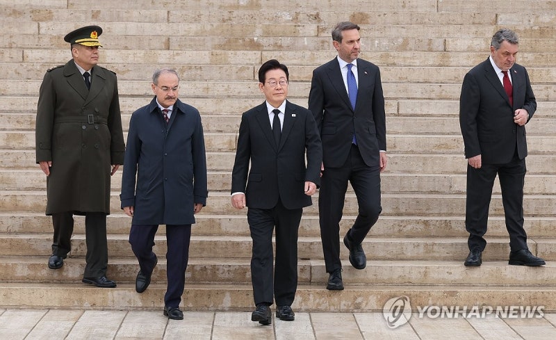 <b>이재명</b> 대통령, <b>튀르키예 국부 묘소</b> 참배