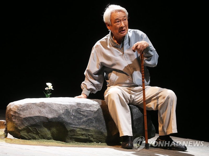 <b>이순재</b> 별세에 <b>추모</b> 물결…"끝까지 무대에 있고 싶다 말씀하셔"(종합)