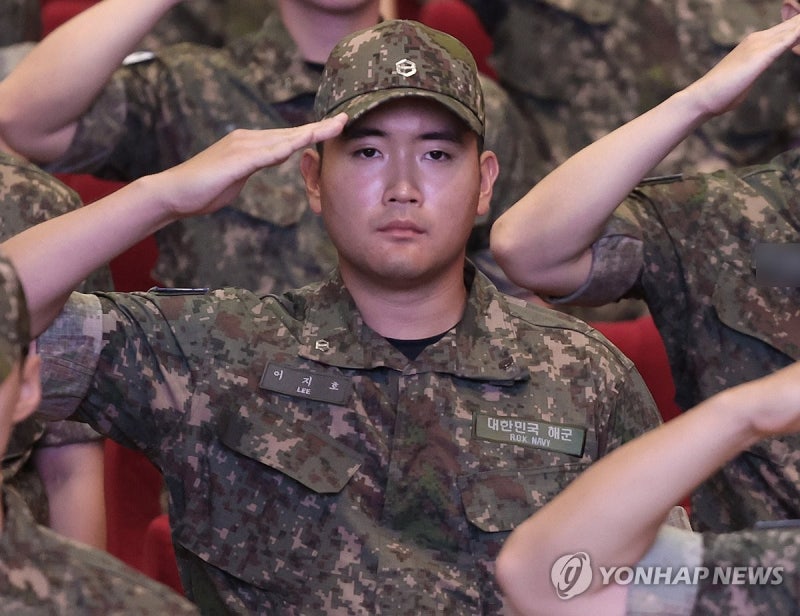 <b>해군</b> 입대한 <b>이재용 장남</b>, <b>임관</b>식서 기수 대표로 제병 지휘
