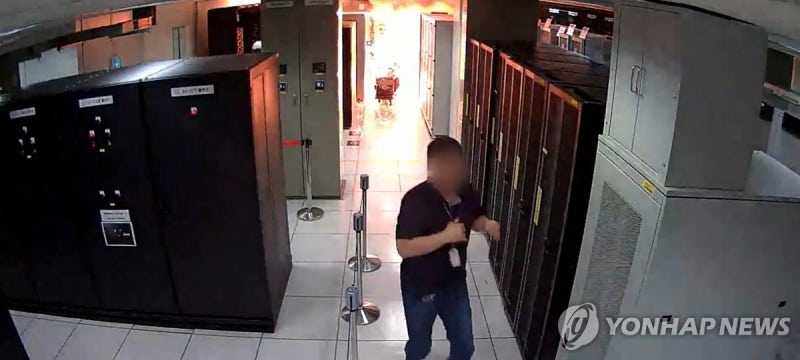 [속보] <b>국정자원 화재 원인</b> "전원 차단 않고 절연작업 없었다"