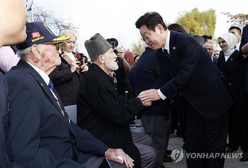 李대통령, 튀르키예 <b>한국전 참전</b>기념탑 참배…생존<b>용사</b>들 위로