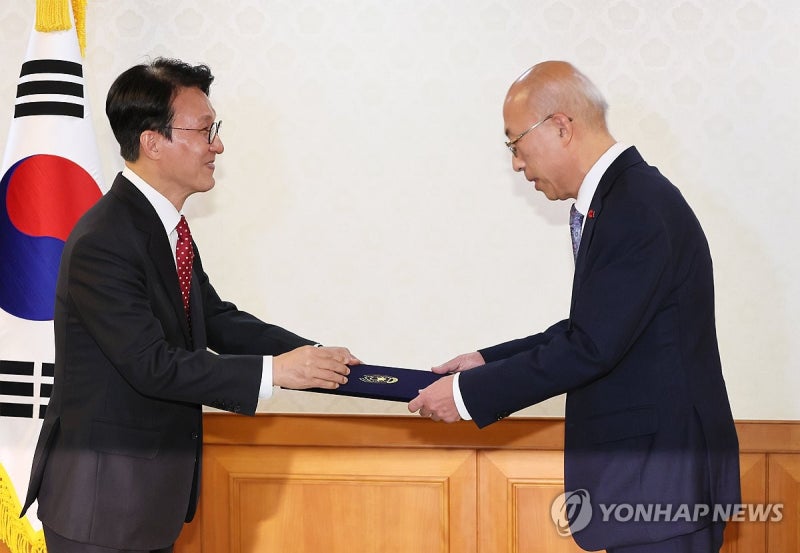<b>김민석</b> 총리, 조원철 법제처장에게 <b>임명장 수여</b>