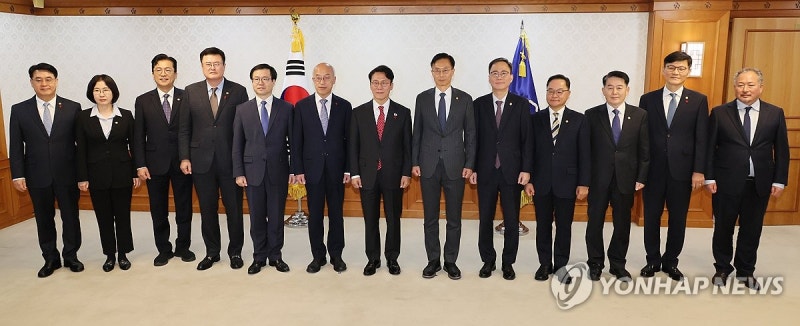 <b>김민석</b> 총리, 차관급 <b>임명장 수여</b>식 기념촬영