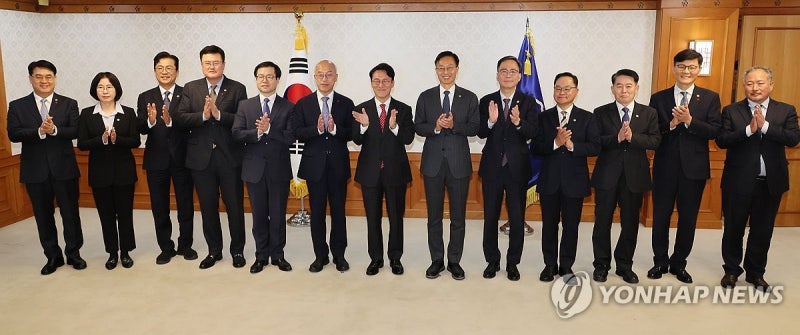 <b>김민석</b> 총리, 차관급 <b>임명장 수여</b>식 기념촬영