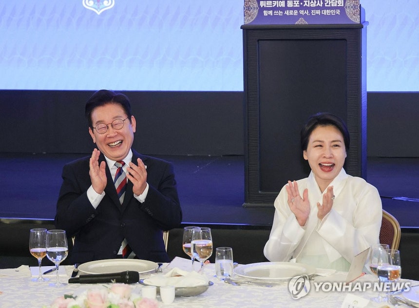 튀르키예 동포·지상사 간담회 참석한 이재명 대통령 부부 (앙카라=연합뉴스) 한상균 기자 = 튀르키예를 국빈 방문 중인 이재명 대통령과 김혜경 여사가 25일(현지시간) 앙카라의 한 호텔에서 열린 동포·지상사 간담회에서