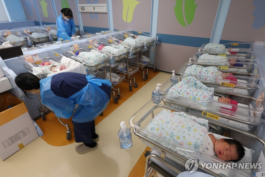 15개월 연속 커진 아기 울음소리 (고양=연합뉴스) 이동해 기자 = 26일 경기도 고양시 CHA의과학대학교 일산차병원 신생아실에서 간호사들이 신생아를 돌보고 있다.     국가데이터처(옛 통계청)가 이날 발표한 