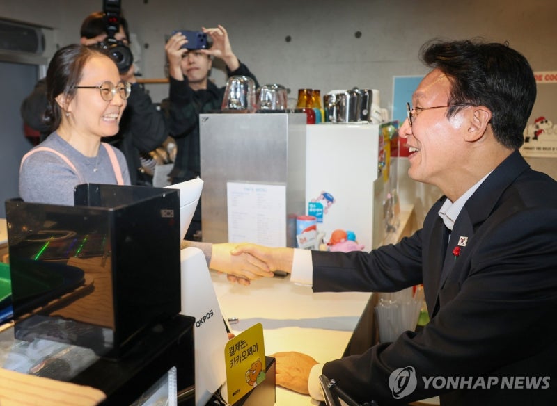 <b>김민석</b> 국무총리, <b>광주</b> 동천동 <b>골목상권</b> 방문