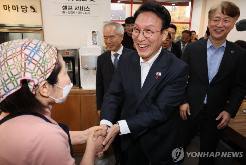 <b>광주</b> 동천동 <b>골목상권</b> 방문한 <b>김민석</b> 국무총리