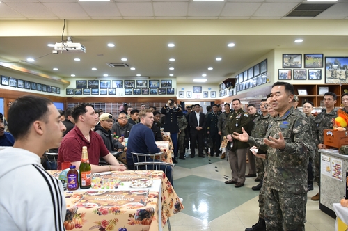 Joint Chiefs of Staff (JCS) Chairman Gen. Jin Yong-sung (R) meets troops during a visit to the U.N. 