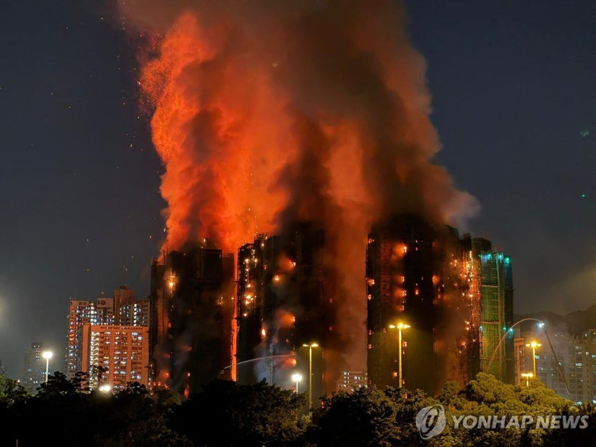 홍콩 타이포 구역에서 대형 화재
(홍콩=AFP 연합뉴스) 26일 오후 홍콩 북부 타이포 구역의 고층 주거단지에서 불이 나 일대에 붉은 연기가 번지고 있다. 2025.11.26