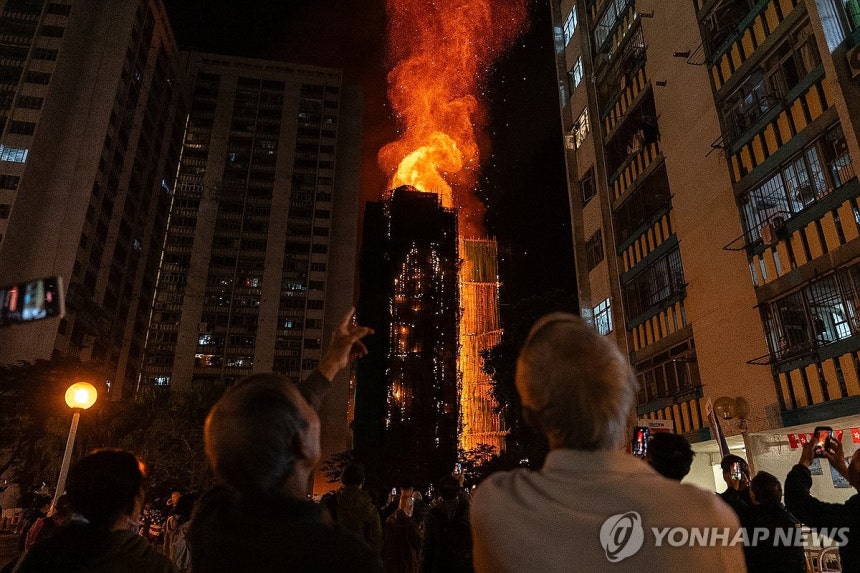 홍콩 타이포 구역에서 대형 화재
(홍콩=AP 연합뉴스) 26일 오후 홍콩 북부 타이포 구역의 고층 주거단지에서 불이 나 일대에 붉은 연기가 번지고 있다. 2025.11.26