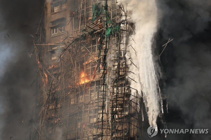 홍콩 고층 주거단지 대형 화재
(홍콩=로이터 연합뉴스) 26일 오후 홍콩 북부 타이포 구역의 고층 주거단지에서 불이 나 검은 연기가 자욱하다. 2025.11.26