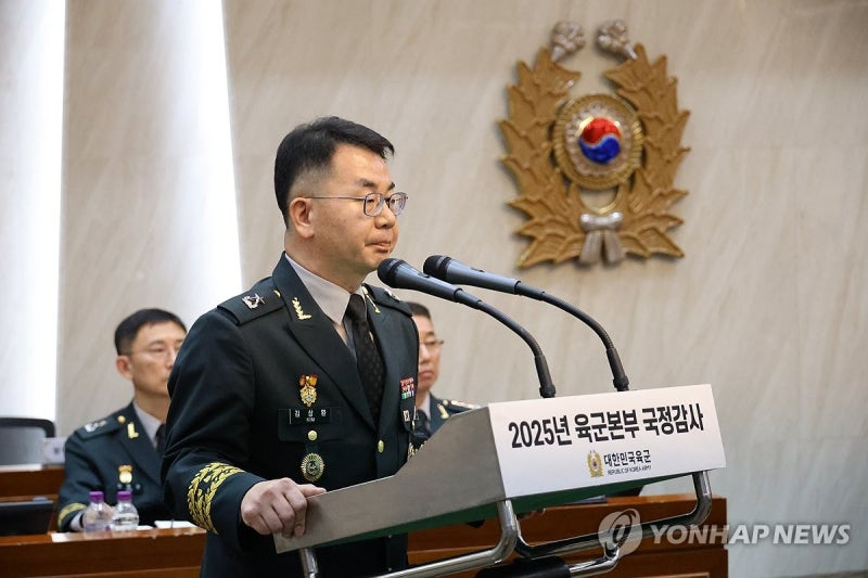 金총리, '<b>계엄버스</b>' 육군 법무실장 근신 취소…"엄정 <b>재검토</b>"