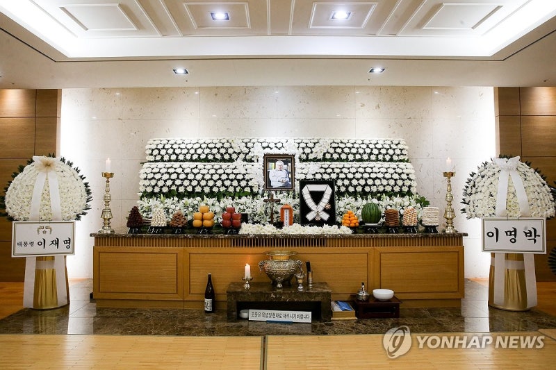 천상 무대로 떠난 '국민 배우' <b>이순재</b> 오늘 영면…<b>추모</b> 속 <b>영결식</b>