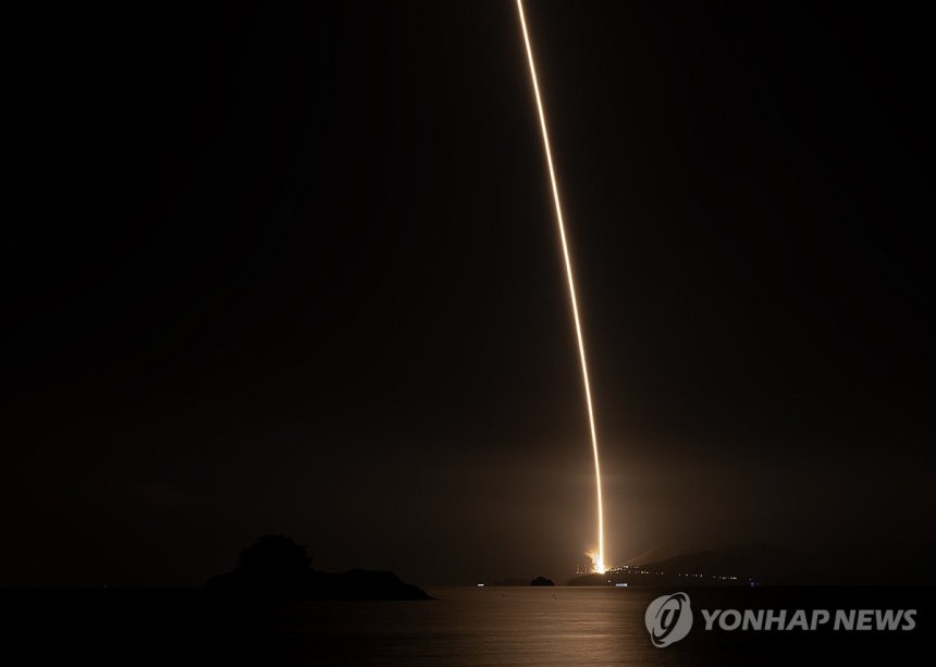 어둠을 뚫고 한줄기 빛이 된 누리호(고흥=연합뉴스) 김성민 기자 = 한국형발사체 누리호가 27일 새벽 전남 고흥군 나로우주센터에서 발사되고 있다. 이번 누리호 4차 발사에는 무게 516㎏ 주탑재위성 '차세