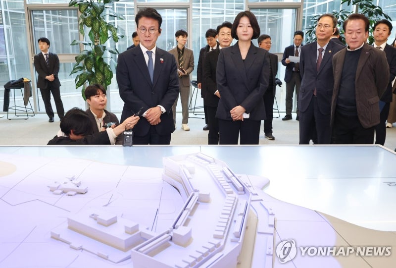 <b>김민석 총리</b>, 네이버<b>데이터센터</b> 각 세종 시찰