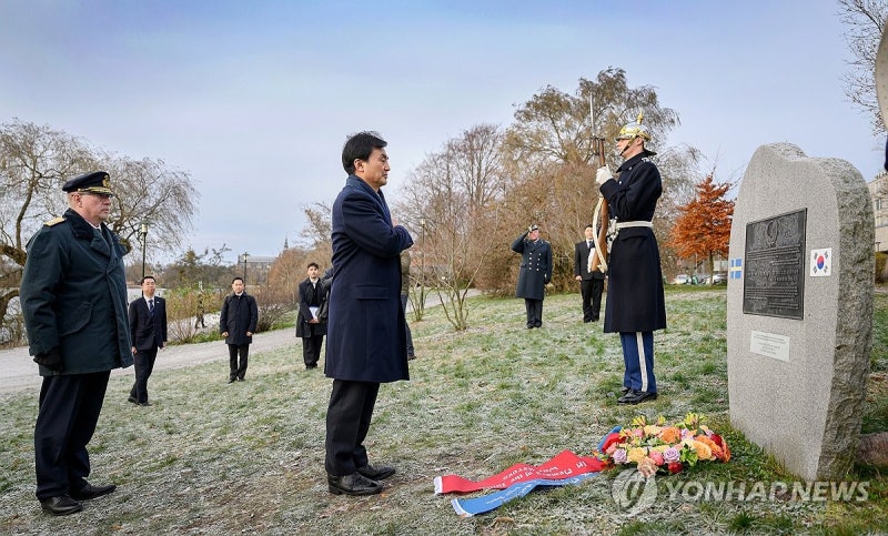 <b>안규백</b> 장관, <b>스웨덴</b> 6.25전쟁 <b>참전비 참배</b>