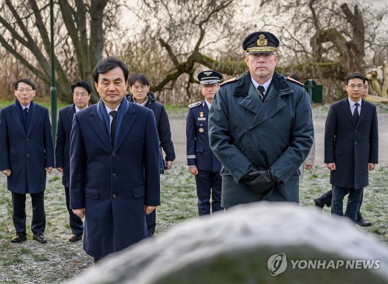 <b>안규백</b> 장관, <b>스웨덴 6.25</b>전쟁 <b>참전비</b> 참배
