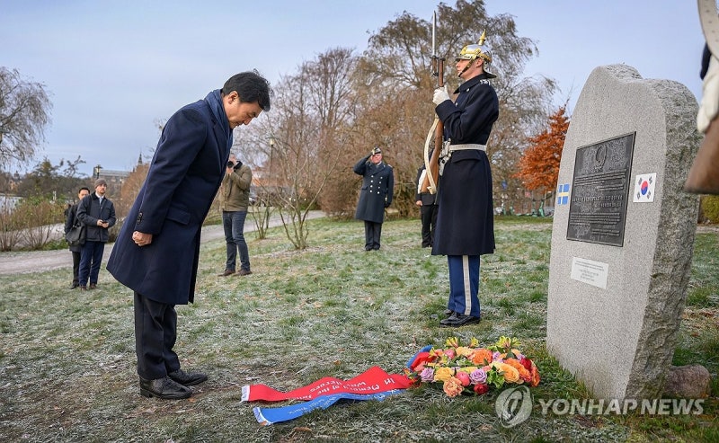 <b>안규백</b> 장관, <b>스웨덴</b> 6.25전쟁 <b>참전비 참배</b>