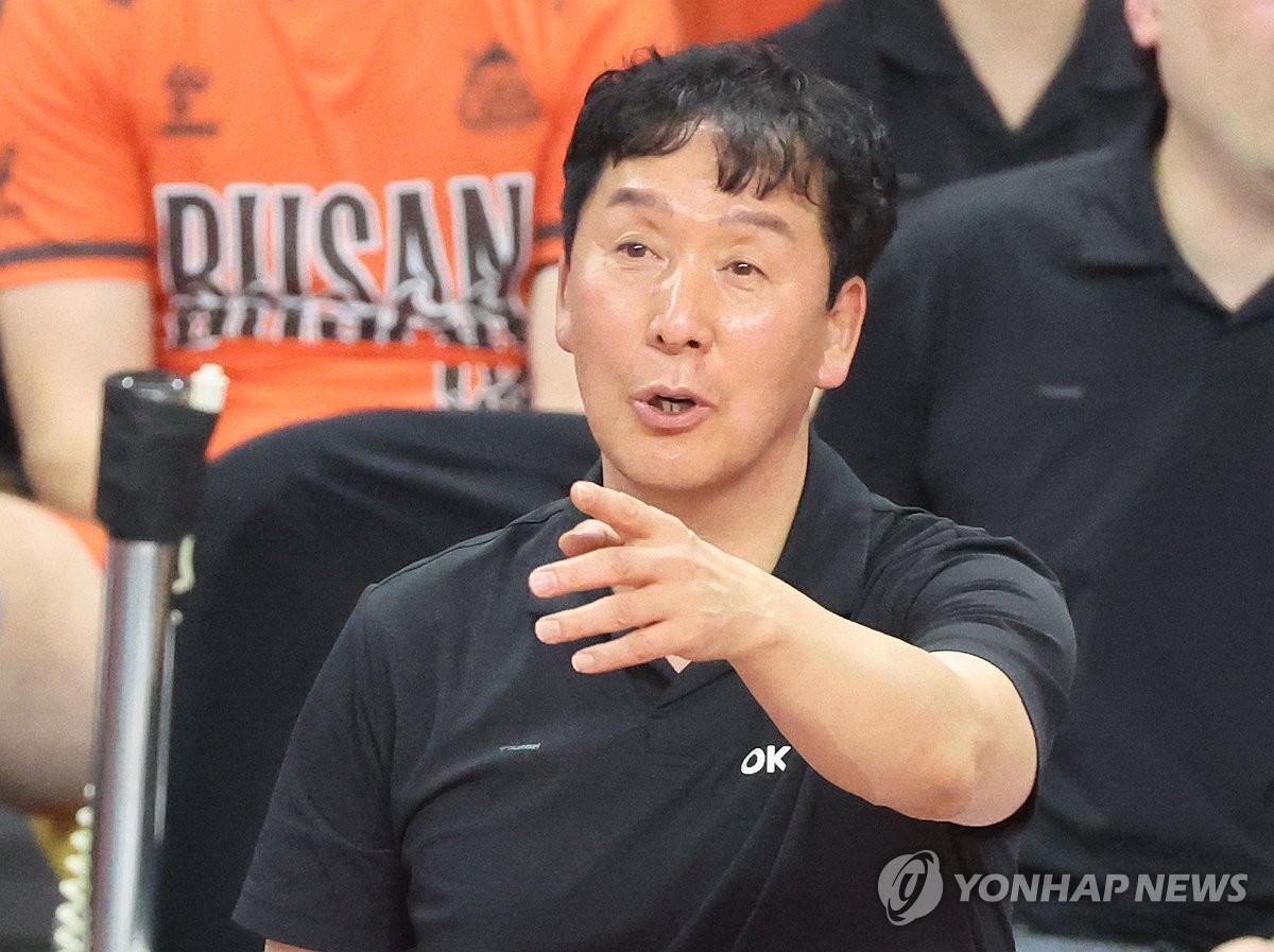 'V리그 최초 <b>300승</b>' 남자배구 승부사 <b>신영철 감독</b> "영광스럽다"