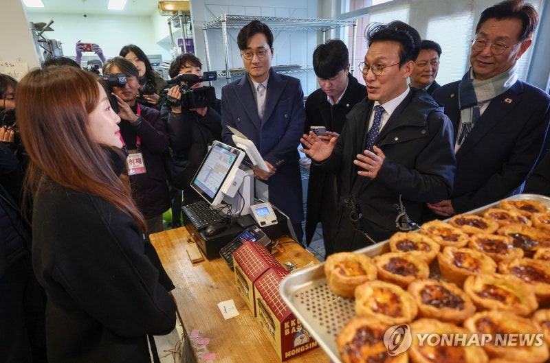 <b>김민석 총리</b>, <b>대전</b> 제과 상점가 <b>방문</b>