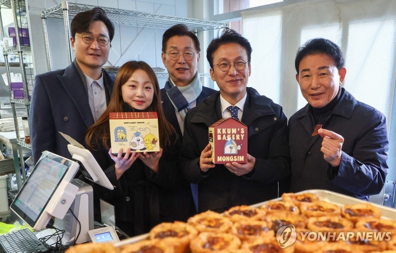 <b>대전</b> 제과 상점가 <b>방문</b>한 <b>김민석</b> 국무<b>총리</b>