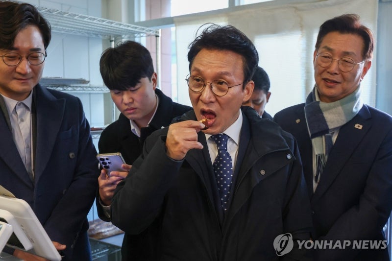 <b>대전</b> 제과 상점가 <b>방문</b>한 <b>김민석</b> 국무<b>총리</b>