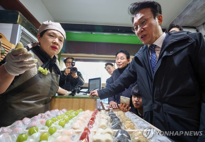 <b>대전</b> 제과 상점가 <b>방문</b>한 <b>김민석 총리</b>