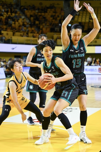 '사키 20점' <b>하나은행</b>, 박지수 없는 KB 잡고 <b>공동 1위</b>로(종합)