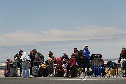 국경 넘으려다 실패한 난민들
(아리카 <칠레> 로이터=연합뉴스) 2025년 11월 28일 국경을 넘어서 칠레에서 페루로 가려다가 월경이 허용되지 않아 실패하고 돌아온 베