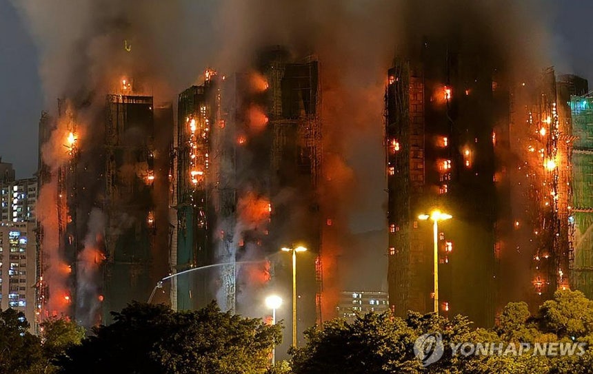 불에 타고 있는 홍콩 아파트
[AFP=연합뉴스 자료사진. 재판매 및 DB 금지]