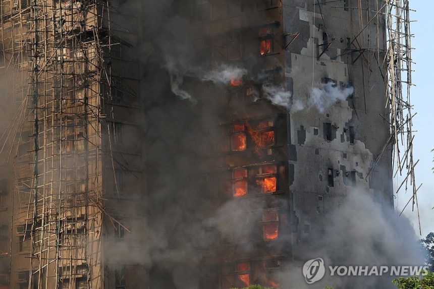 건물 안으로 거센 불길이 보이는 홍콩 아파트
[로이터=연합뉴스 자료사진. 재판매 및 DB 금지]