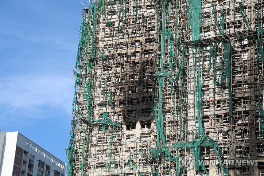 대형 화재로 까맣게 타버린 웡 푹 코트
(홍콩=연합뉴스) 박수현 기자 = 28일(현지시간) 대형 화재가 발생했던 홍콩 북부 타이포의 고층 아파트 단지 웡 푹 코트의 건물 외벽 일부가 까맣게 변해버린 모습. 2025.