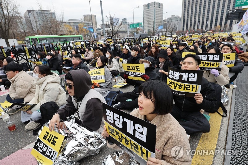 <b>교사</b>노조, <b>교사 정당가입</b> 촉구