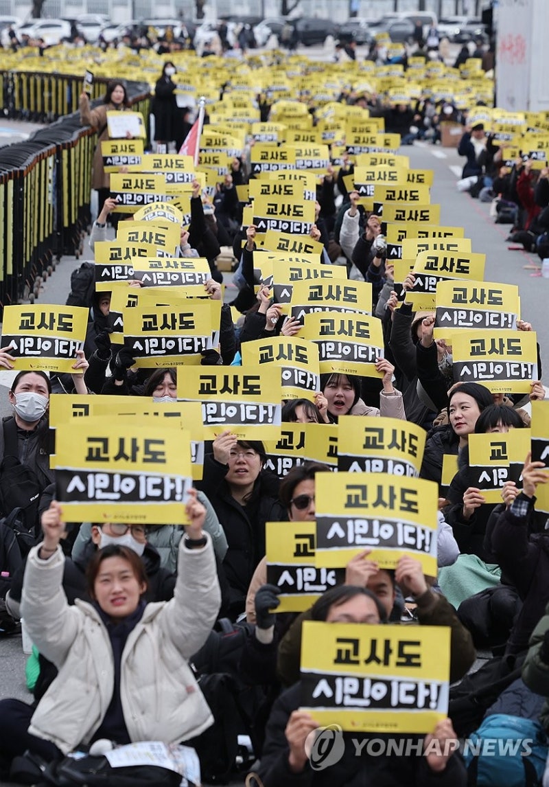 <b>교사</b>노조 "<b>교사 정당가입</b> 촉구"