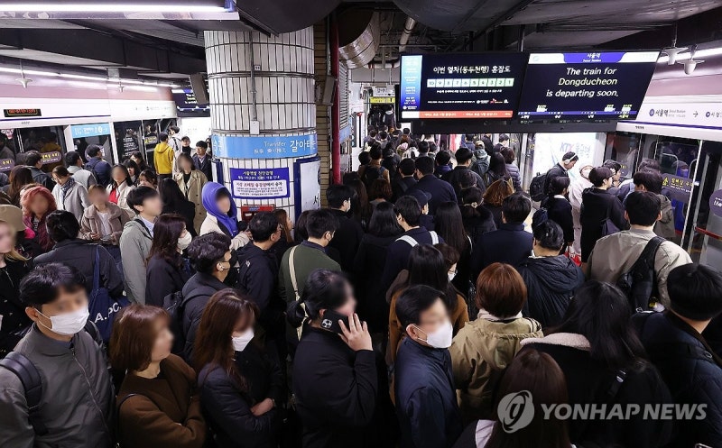 <b>서울지하철 노조</b> 내일부터 '<b>준법운행</b>'…출퇴근길 다소 지연될 듯