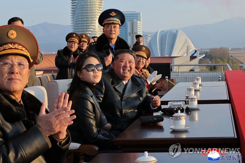 北<b>김정은</b> "<b>공군</b>에 새 <b>전략자산</b>과 임무…핵전쟁억제력 일익 담당"(종합)