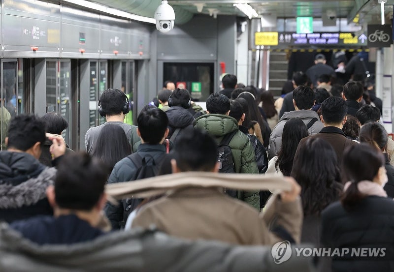 서울<b>지하철 노조</b> '<b>준법운행</b>' 첫날…출근길 큰 혼란은 없어