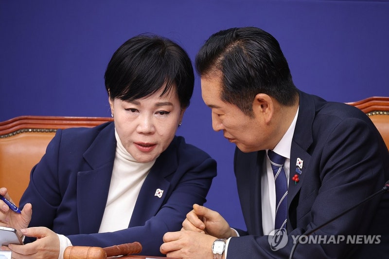 與<b>최고위원</b> 3명만 지선<b>출마</b> 사퇴…비대위 전환없이 鄭체제 유지