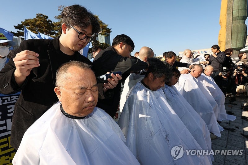 삭발하는 <b>제주항공 참사</b> 유가족들