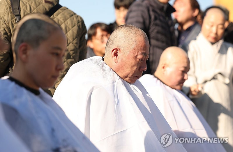 <b>제주항공 참사</b> 유가족 삭발