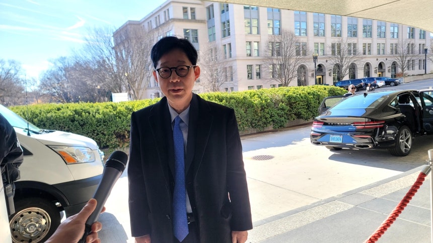 한미회담 결과 설명하는 박윤주 외교1차관 
(워싱턴=연합뉴스) 조준형 특파원 = 박윤주 외교부 1차관이 1일(현지시간) 워싱턴 DC 미 국무부 청사에서 크리스토퍼 랜도 미 국무부 