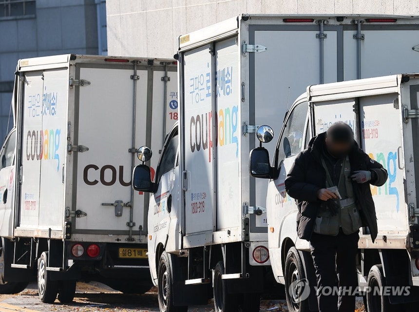 개인정보 유출된 쿠팡 (서울=연합뉴스) 김성민 기자 = 국내 이커머스(전자상거래) 시장 1위 업체인 쿠팡에서 3천만건이 넘는 대규모 정보 유출 사고가 발생했다. 쿠팡은 현재까지 고객 계정 약 3천370만개가 유출된