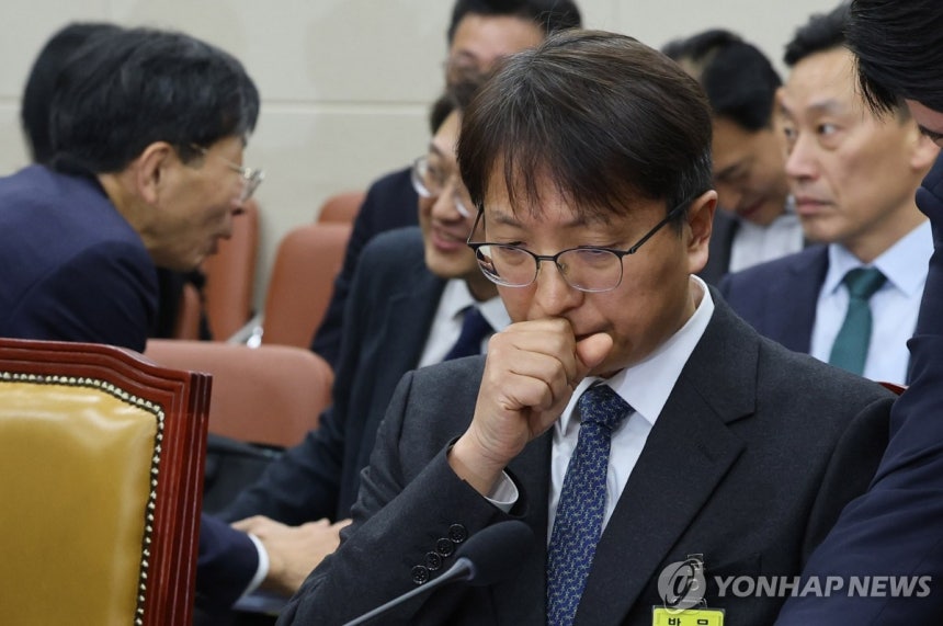 국회 과방위 전체회의 참석한 박대준 쿠팡 대표 (서울=연합뉴스) 이동해 기자 = 박대준 쿠팡 대표가 2일 서울 여의도 국회에서 열린 과학기술정보방송통신위원회 전체 회의에서 회의 시작을 기다리고 있다. 2025.12.