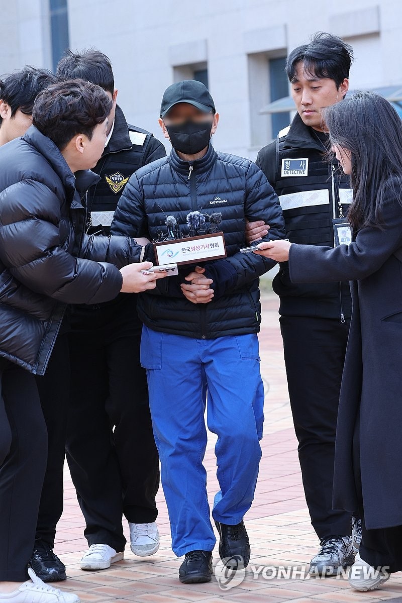 <b>구속심사</b> 마치고 나온 '<b>여객선 좌초</b>' <b>선장</b>